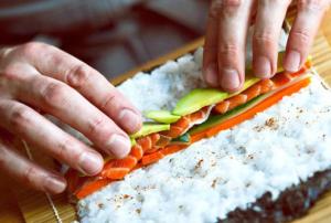 sushi-making-hands